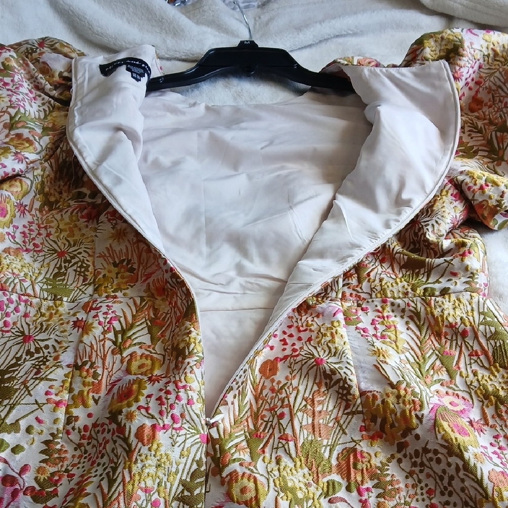 Dress Olive Floral Smocked The Sleves are puffy. - Picture 11 of 15
